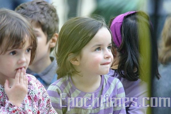 Музыка детей завораживает. Фото:Чжан Юэ.Epochtimes.com